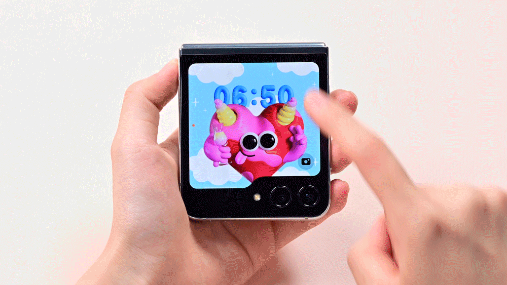 Exploring the Innovative Flex Window on Galaxy Z Flip5 Galaxy Z Flip5 Flex Window Main1 Flex Window on Galaxy Z Flip5